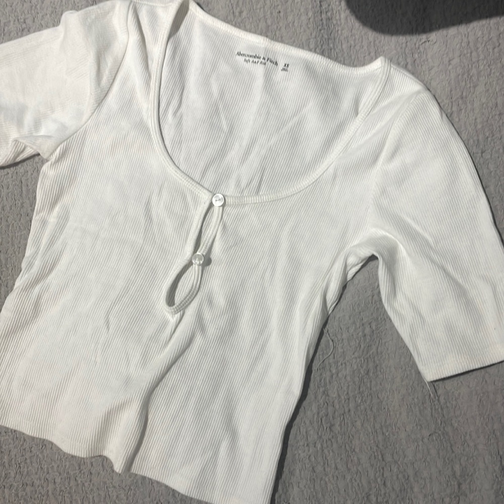 Abercrombie cropped keyhole tee